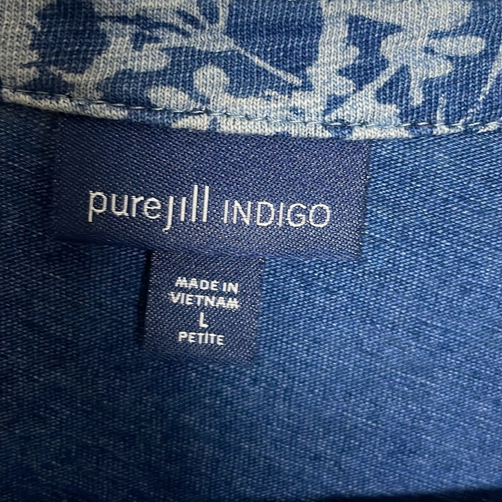 Pure Jill Indigo V-Neck Blue top with flower print and front pocket- Large - Picture 4 of 12